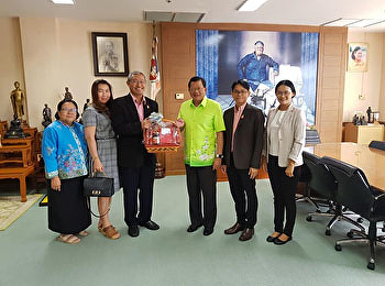 รศ.ดร.วิทยา เมฆขำ
รองอธิการบดีฝ่ายแผนงานและประกันคุณภาพ
พร้อมด้วยตัวแทนบุคลากรศูนย์การศึกษาจังหวัดระนอง
มอบกระเช้าสวัสดีปีใหม่ พ.ศ. 2563
ให้แก่ผู้ว่าราชการจังหวัดระนอง