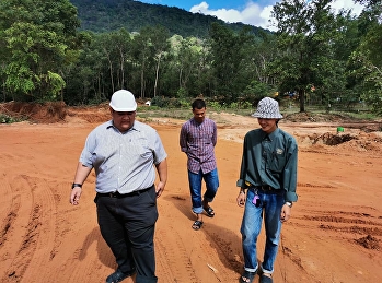 วันที่​ 18 มิถุนายน​ 2563​ นายพีระพัฒน์
เพชรสังข์​
เจ้าหน้าที่ศูนย์การศึกษาจังหวัดระนองร่วมตรวจสอบผังบริเวณการตัดต้นไม้งานก่อสร้างอาคารเรียนรวมหลังใหม่​
ร่วมกับเจ้าหน้าที่บริษัทรับเหมาก่อสร้าง