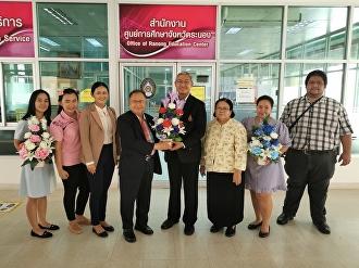On October 2, 2020, Assoc. Prof. Wittaya
Mekkam received a bouquet of flowers
congratulated from Prof. Suwat Nuanchao,
Acting Director of Ranong Education
Cente