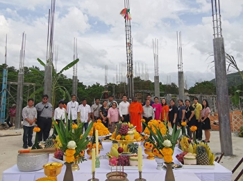 On November 26, 2020 at 9:09 AM, Ajarn
Suwat Nuanchao, Acting Director of the
Ranong Education Center and the team
attended the ceremony for the worshiping
and raising the main post of the
building and the building. Ranong
Education Center