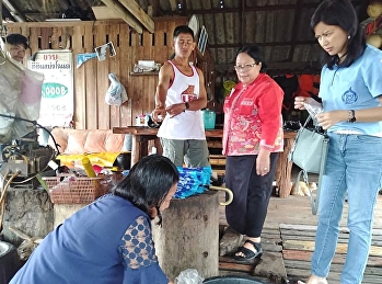 In the morning of 3 December 2020, Mrs.
Anchan Chongcharoen, Advisor to the
Director of Ranong Education Center And
Asst. Prof. Dr. Rinrada Great
development And the team went to the
area to survey the shrimp paste
production process, Tha Ton Community