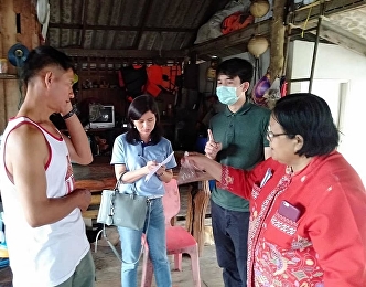 In the morning of 3 December 2020, Mrs.
Anchan Chongcharoen, Advisor to the
Director of Ranong Education Center And
Asst. Prof. Dr. Rinrada Great
development And the team went to the
area to survey the shrimp paste
production process, Tha Ton Community
