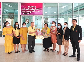 Provincial Education Center personnel
give Happy New Year baskets to the
Acting Director of Ranong Provincial
Education Center.