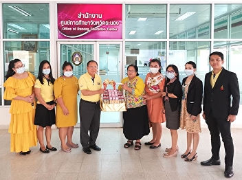 Provincial Education Center personnel
give Happy New Year baskets to the
Acting Director of Ranong Provincial
Education Center.