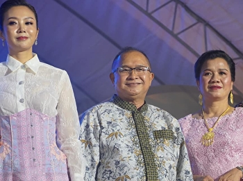 On April 2, 2021 Prof. Suwat Nuanchao,
Director of Ranong Education Center,
Suan Sunandha Rajabhat University Take a
walk in a fashion show with local
fabrics at the annual Ranong Mineral
Bath and Red Cross Fair.