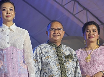 On April 2, 2021 Prof. Suwat Nuanchao,
Director of Ranong Education Center,
Suan Sunandha Rajabhat University Take a
walk in a fashion show with local
fabrics at the annual Ranong Mineral
Bath and Red Cross Fair.